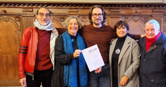 Bladimir Meneses, chef du groupe Vert, tout à gauche (sur la photo, comme dans la vraie vie), lors du dépôt de la candidature socialiste à la récente élection complémentaire à la Municipalité.